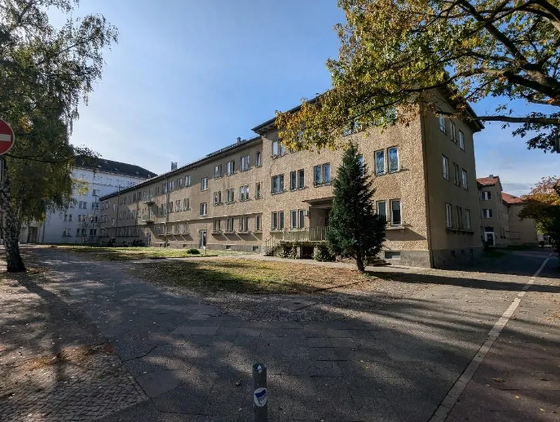 BEFRISTETE VERMIETUNG (12 Monate) Großzügige 5-Zimmer-Maisonette-Dachwohnung mit 160 m² — photo 1